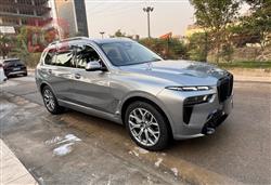 بی ئێم دەبڵیو X7